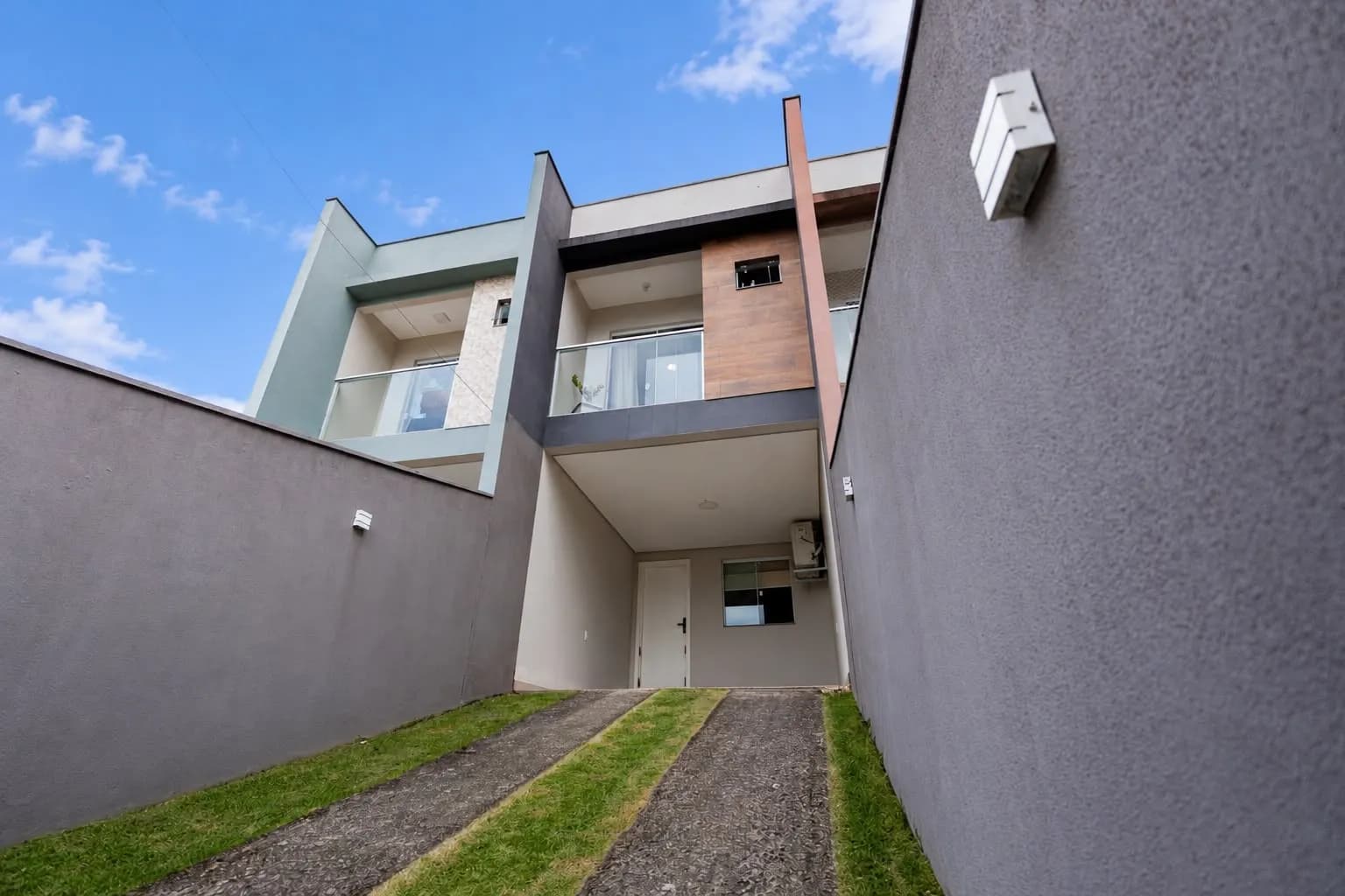 Foto de Casa à venda com 2 quartos, sendo 2 suítes, 2 vagas, 91m² no Água Verde, Blumenau